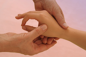 Marma-Therapie an der Hand